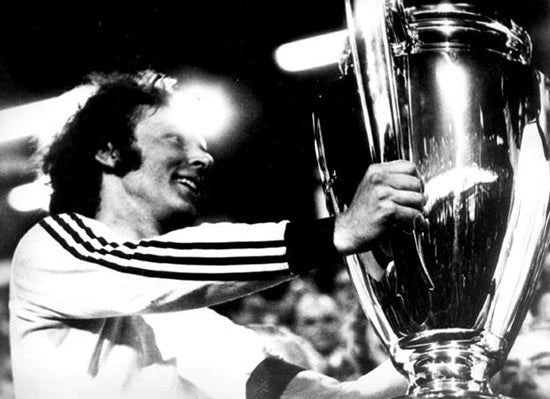 Beckenbauer, sosteniendo el trofeo de 1974