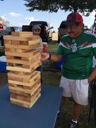 Aficionado juego con 'jenga' gigante 