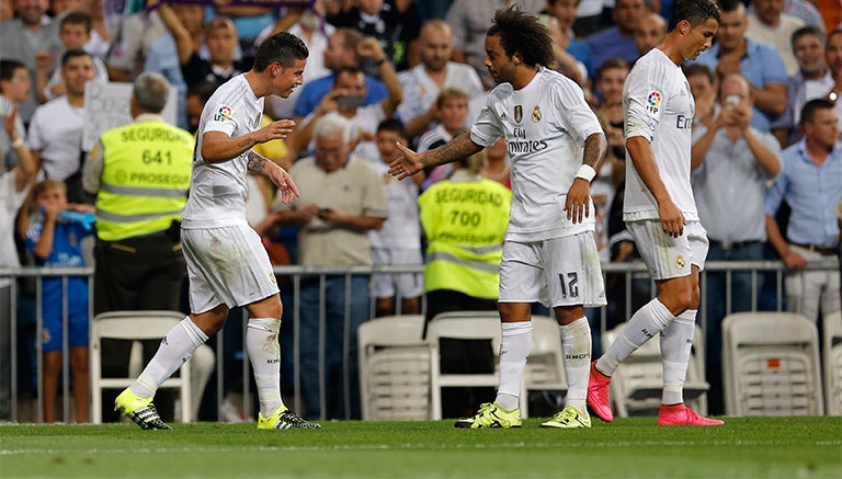 Jugadores merengues festejan un gol