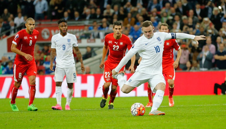 Rooney cobra el penalti con el que superó la marca de Charlton