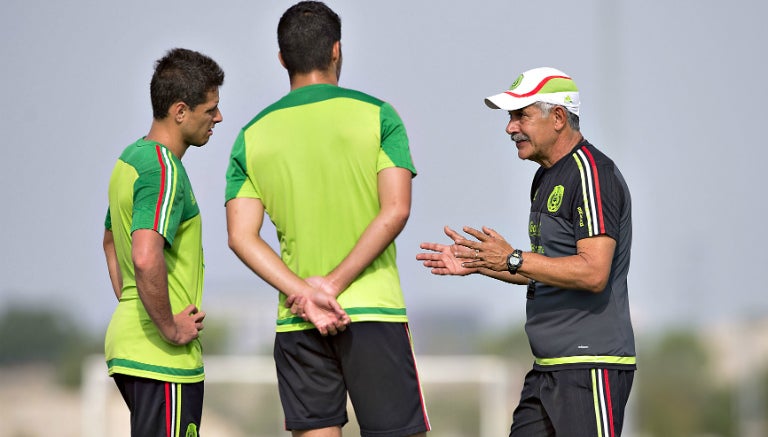 Ferretti dialoga con Chicharito en entrenamiento