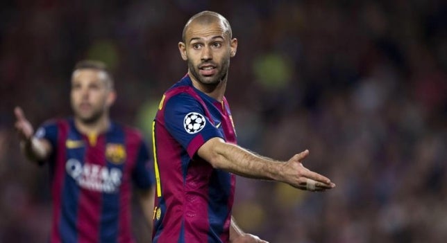 Mascherano reclama una acción en juego del Barcelona 