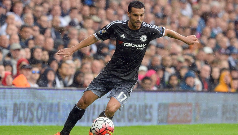 Pedro conduce el balón en partido del Chelsea