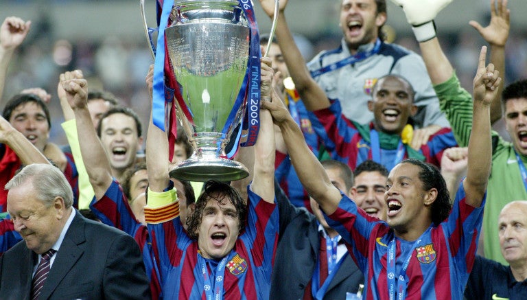 Puyol y Ronaldinho festejan al conquistar la Champions