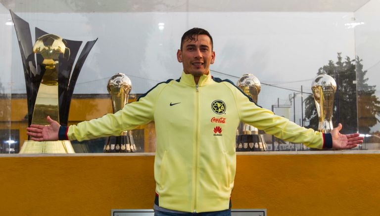 Rubens Sambueza posa junto a los trofeos