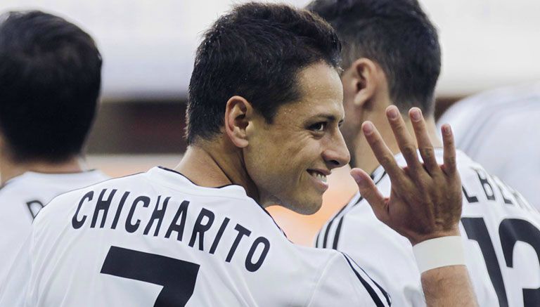 Chicharito saluda con la playera de Bayer