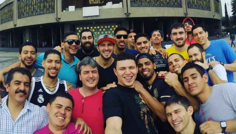 Los jugadores de la Selección de basquetbol en la Basílica