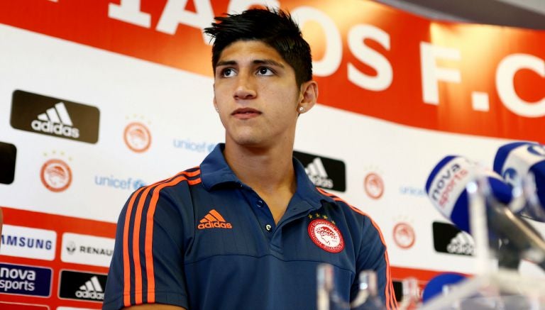 Pulido en la presentación con el Olympiacos