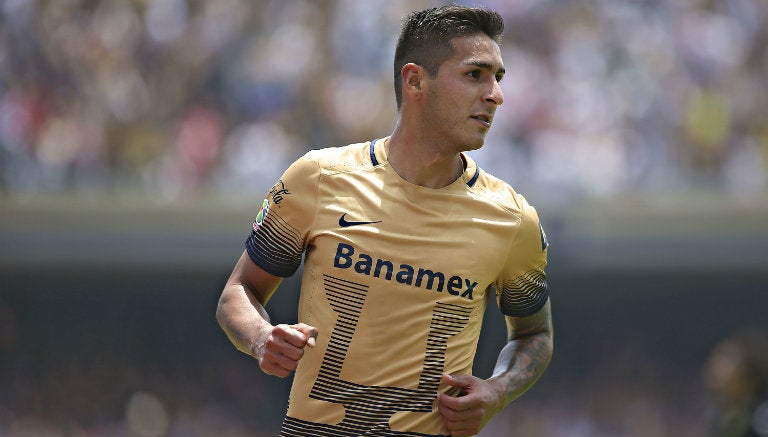 Ismael Sosa en un partido de Pumas