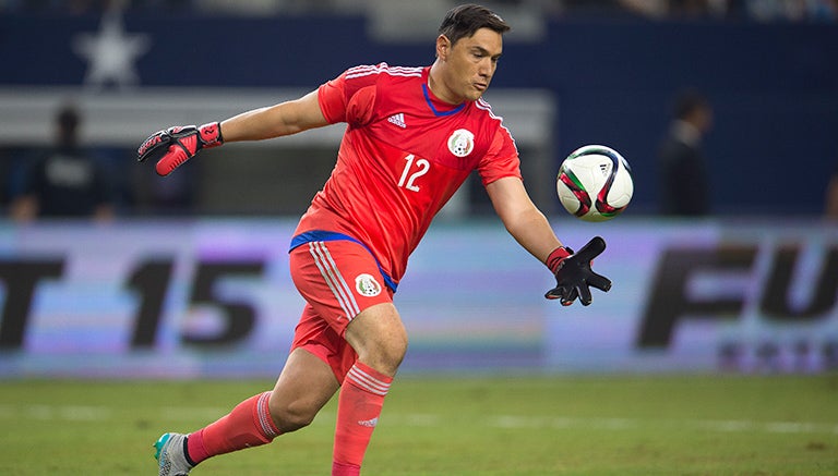 Muñoz, despejando con la Selección