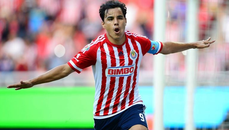 Omar Bravo festeja un gol con Chivas