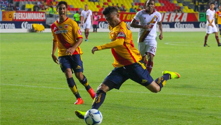 Morales realiza disparo en partido de Monarcas