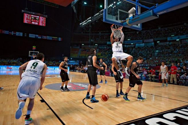 Ayón encesta contra Argentina