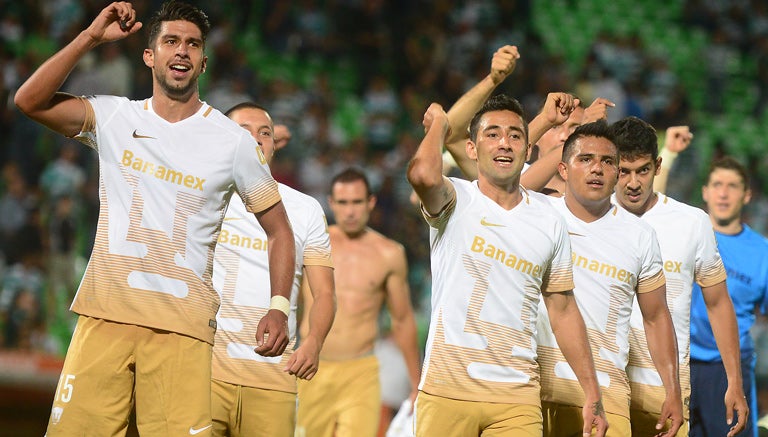 Jugadores de Pumas celebran victoria frente a Santos