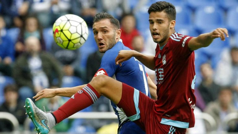 Diego Reyes disputa un balón en un partido con la Real Sociedad