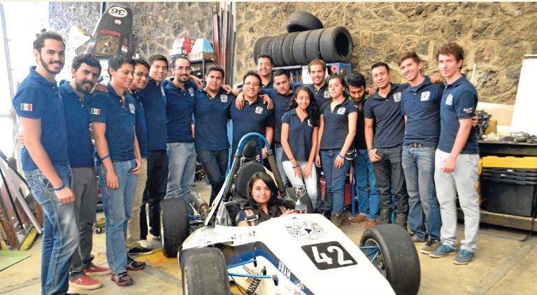 Los alumnos de la UNAM junto al auto de carreras