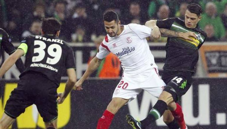 Vitolo enfrentando al Monchengladbach en la Europa League