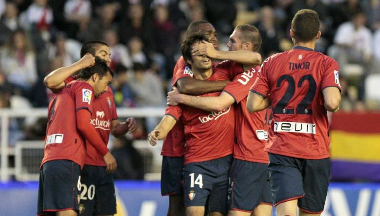 Los jugadores de Osasuna festejan un gol