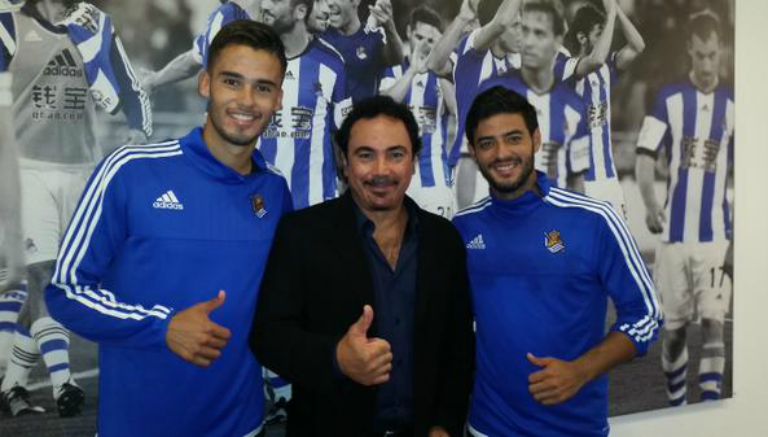 Diego Reyes y Carlos Vela con Hugo Sánchez en las instalaciones de la Real