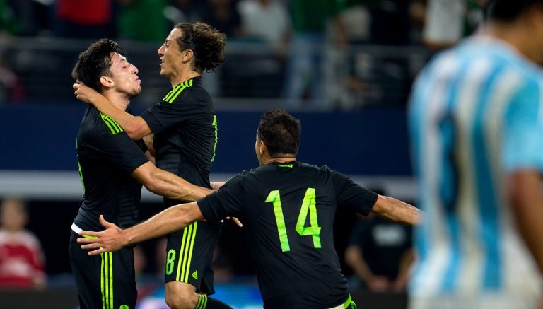 Juagdores mexicanos festejan un gol