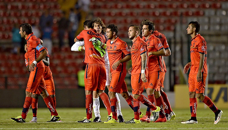 Los jugadores de Morelia festejan la victoria contra Gallos