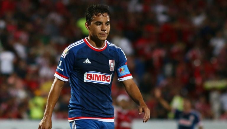 Omar Bravo, molesto durante el juego de Chivas