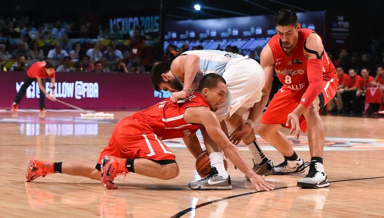 Mexicanos pelean por un balón con un argentino