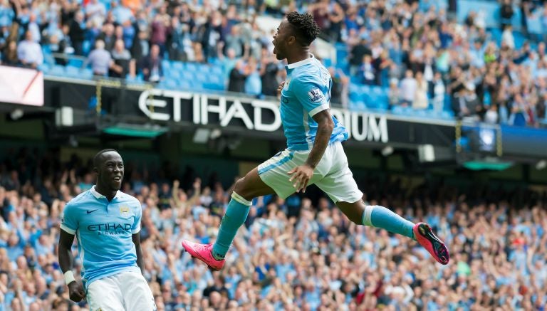 Raheem Sterling festeja un gol con el City