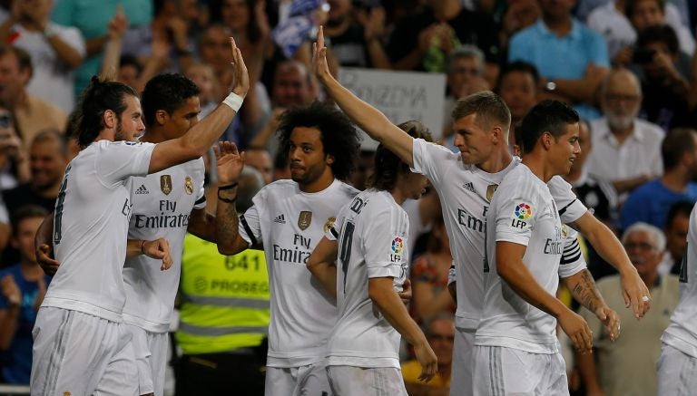 Jugadores del Real Madrid festejan un gol