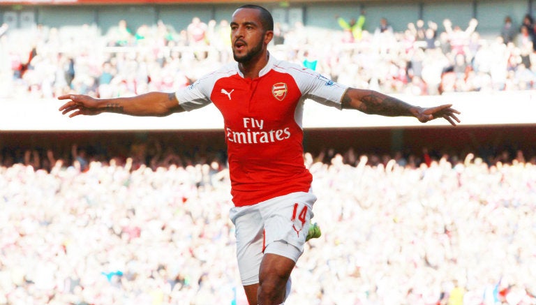 Theo Walcott festeja un gol con el Arsenal