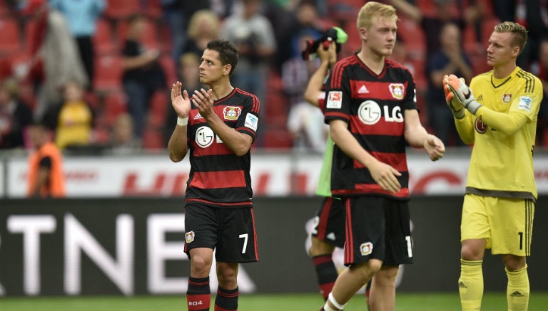 Chicharito le aplaude a la afición del Bayer Leverkusen