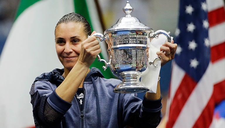 Pennetta sostiene el trofeo del US Open