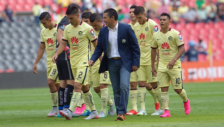 Ambriz sale junto a sus jugadores del Azteca