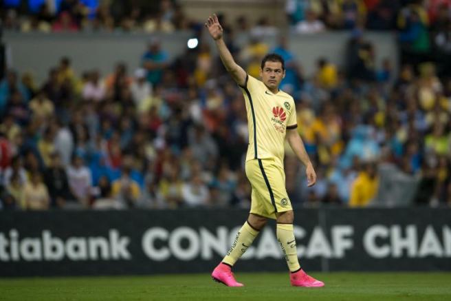 Pablo Aguilar saluda a la afición de América