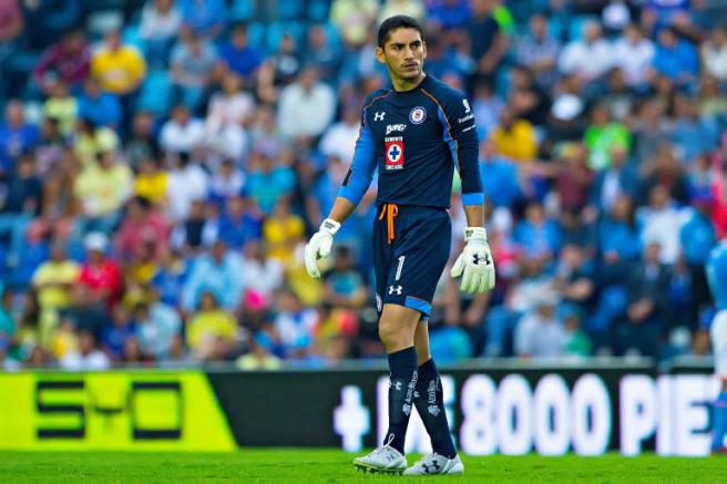 Corona en un partido de Cruz Azul