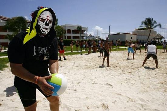 La Parka disfruta de la Playa y del voleibol en la Riviera Maya