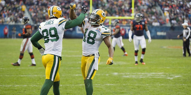 Jones y Cobb festejan un touchdown