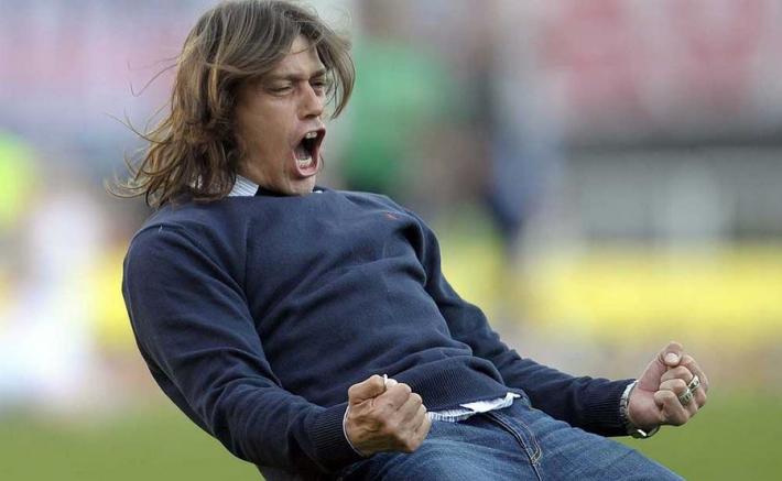 Almeyda festeja un gol con River