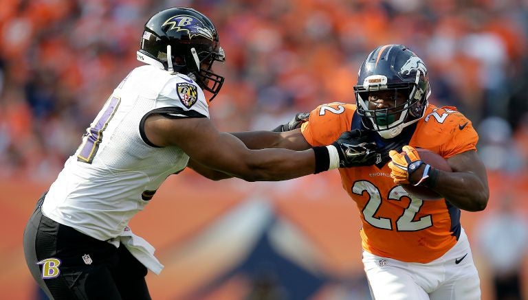  C.J. Anderson intenta quitarse a Daryl Smith 