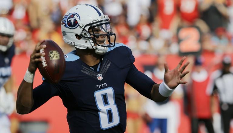 Mariota a punto de lanzar un pase