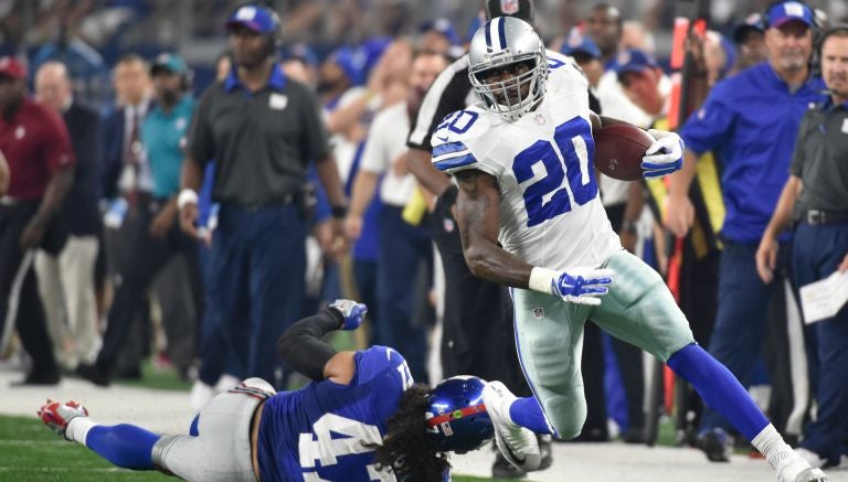 Darren McFadden intenta quitarse a un rival