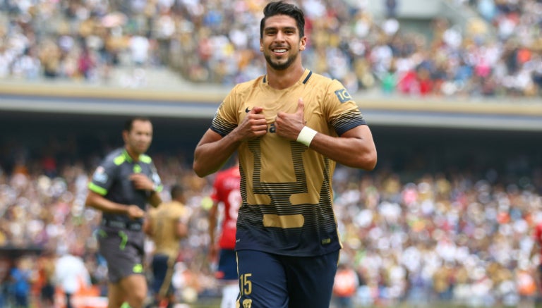 Herrera celebra gol con Pumas