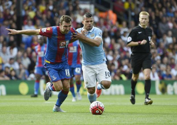 Kun pelea un balón frente a un elemento del Crystal Palace