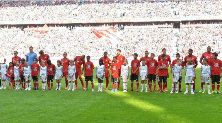 Bayern Munich saltó a la cancha de la mano de niños refugiados 