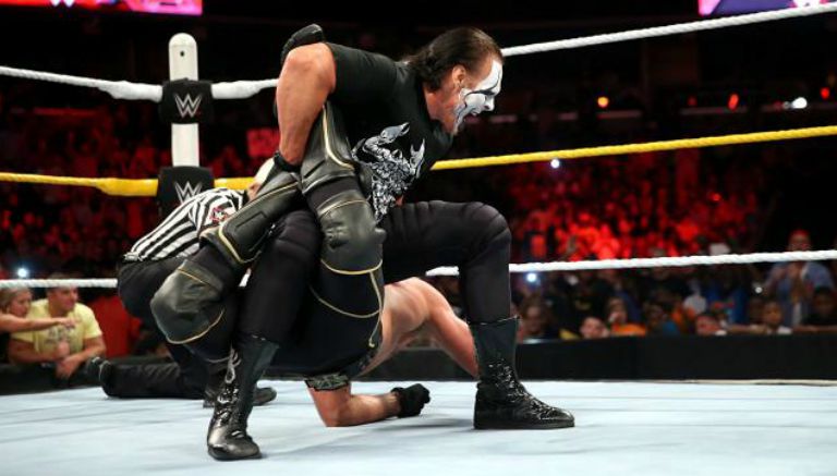 Sting rinde a Seth Rollins