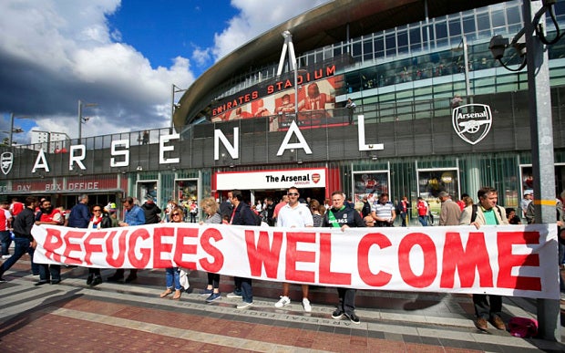 Los aficionados Gunners también demostraron su apoyo a la crisis migratoria