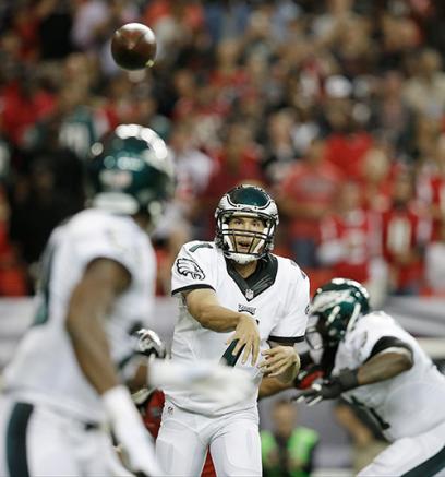 Sam Bradford, lanzando el balón durante el MNF