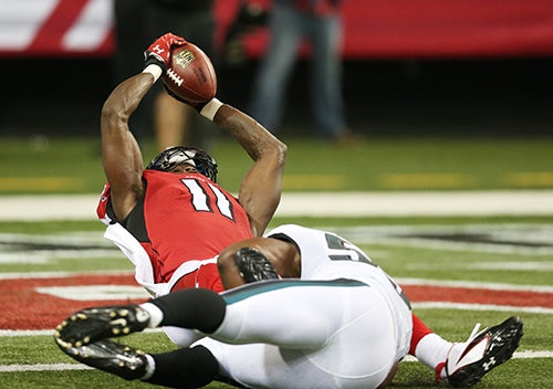 Jones cae a las diagonales para su primer TD de la noche