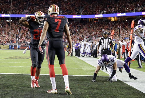 Kaepernick festeja tras el primer TD de los 49ers