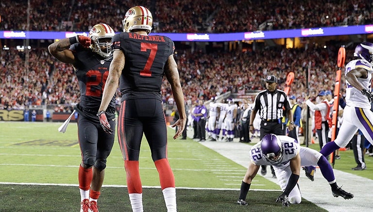 Kaepernick celebra con Hyde tras el primer TD